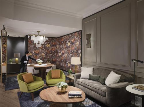 Suite Anantara con vistas a la plaza del hotel Anantara Palazzo Naiadi. Foto 4