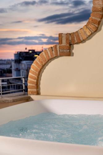 Terraza Premium con jacuzzi del hotel Anantara Palazzo Naiadi. Foto 1