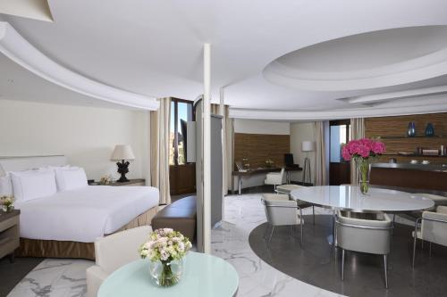Suite Executive con jacuzzi, terraza y vistas del hotel Anantara Palazzo Naiadi. Foto 6