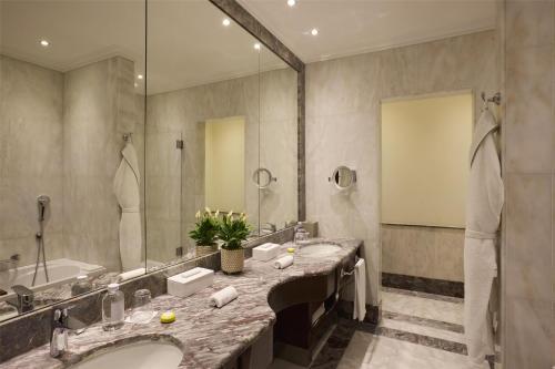 Suite Junior con balcón y vistas a la plaza del hotel Anantara Palazzo Naiadi. Foto 3