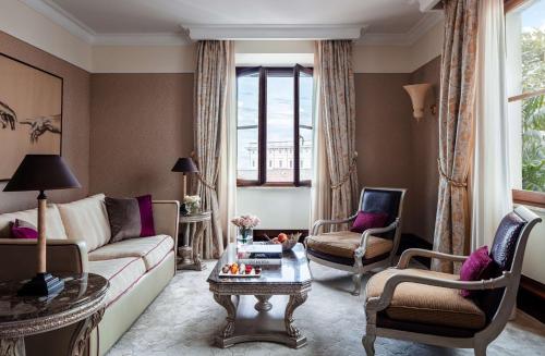 Suite Junior con terraza, jacuzzi y cama supletoria del hotel Anantara Palazzo Naiadi. Foto 1
