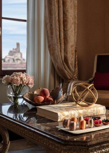 Suite Junior con terraza, jacuzzi y cama supletoria del hotel Anantara Palazzo Naiadi. Foto 3