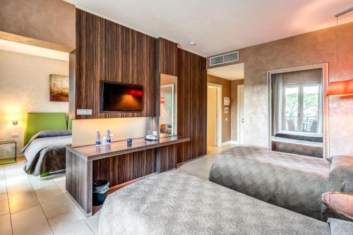 Suite Familiar con balcón del hotel Isola Sacra Rome Airport. Foto 4