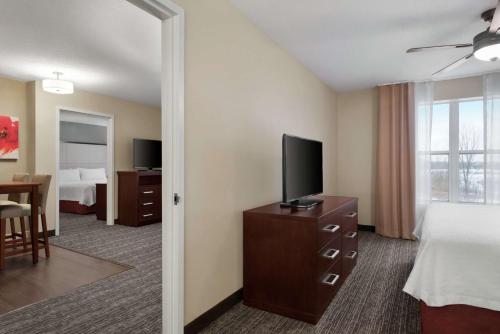 Suite con cama extragrande - Adaptada para personas de movilidad reducida - No fumadores del hotel Homewood Suites By Hilton Rochester/henrietta. Foto 7