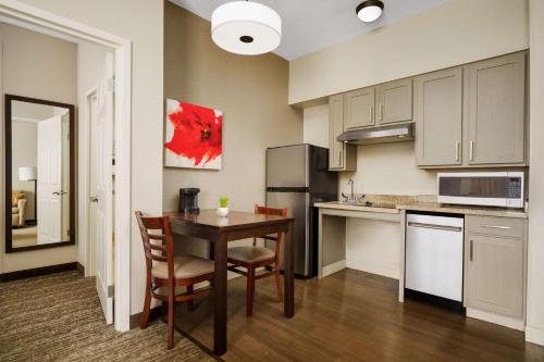 Suite con cama extragrande - Adaptada para personas de movilidad reducida - No fumadores del hotel Homewood Suites By Hilton Rochester/henrietta. Foto 9