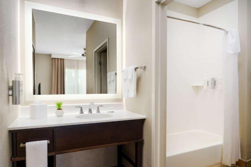Suite Doble de 1 dormitorio con 2 camas grandes - No fumadores del hotel Homewood Suites By Hilton Rochester/henrietta. Foto 4