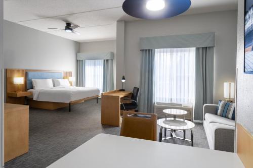 Estudio con cama extragrande y ducha accesible en silla de ruedas - Adaptado para personas con discapacidad auditiva/movilidad reducida - No fumadores del hotel Homewood Suites By Hilton Rochester/greece, Ny