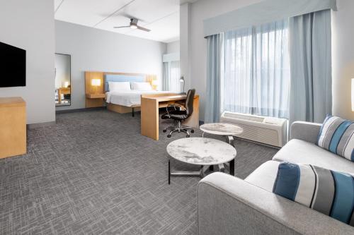 Estudio con cama extragrande y ducha accesible en silla de ruedas - Adaptado para personas con discapacidad auditiva/movilidad reducida - No fumadores del hotel Homewood Suites By Hilton Rochester/greece, Ny. Foto 1