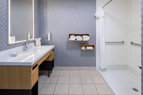 Estudio con cama extragrande y ducha accesible en silla de ruedas - Adaptado para personas con discapacidad auditiva/movilidad reducida - No fumadores del hotel Homewood Suites By Hilton Rochester/greece, Ny. Foto 2