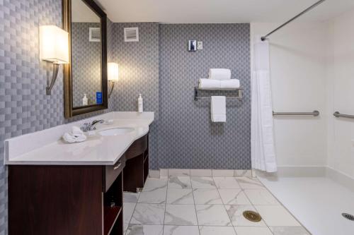Estudio con cama extragrande y ducha accesible en silla de ruedas - Adaptado para personas con discapacidad auditiva/movilidad reducida - No fumadores del hotel Homewood Suites By Hilton Rochester/greece, Ny. Foto 1