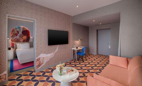 Habitación Familiar Nhow con cama supletoria del hotel Nhow Roma Vittorio Veneto. Foto 2