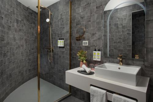 Nhow Junior Suite Wine and Jacuzzi del hotel Nhow Roma Vittorio Veneto. Foto 6