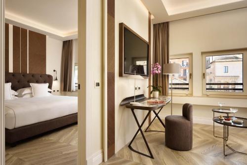 Suite con bañera de hidromasaje y vistas a la ciudad del hotel FH55 Grand Hotel Palatino. Foto 1