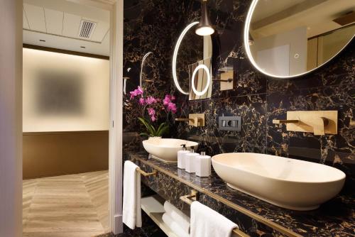 Suite con bañera de hidromasaje y vistas a la ciudad del hotel FH55 Grand Hotel Palatino. Foto 2