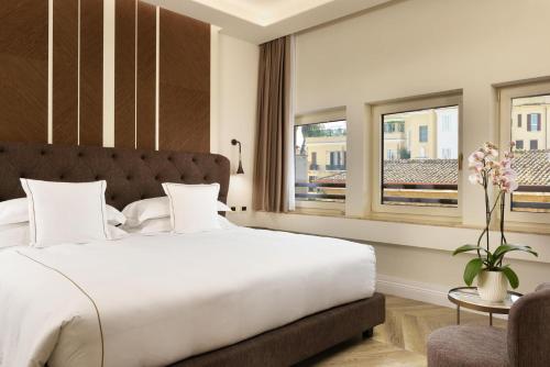Suite con bañera de hidromasaje y vistas a la ciudad del hotel FH55 Grand Hotel Palatino. Foto 3