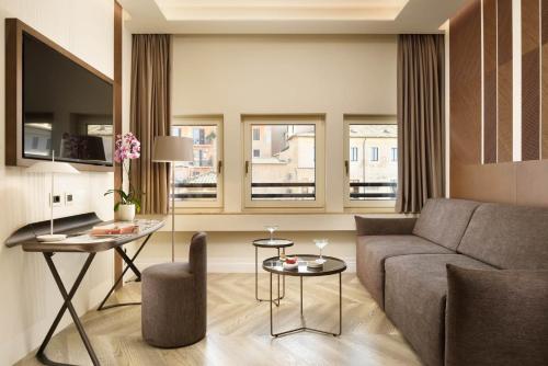 Suite con bañera de hidromasaje y vistas a la ciudad del hotel FH55 Grand Hotel Palatino. Foto 4