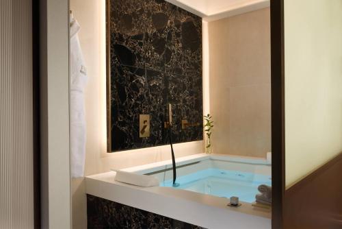 Suite con bañera de hidromasaje y vistas a la ciudad del hotel FH55 Grand Hotel Palatino. Foto 5