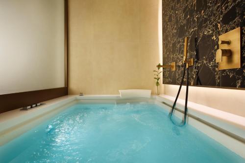 Suite con bañera de hidromasaje y vistas a la ciudad del hotel FH55 Grand Hotel Palatino. Foto 6