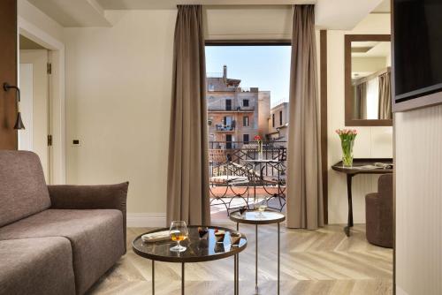 Suite con bañera de hidromasaje, balcón, terraza y vistas a la ciudad del hotel FH55 Grand Hotel Palatino. Foto 1