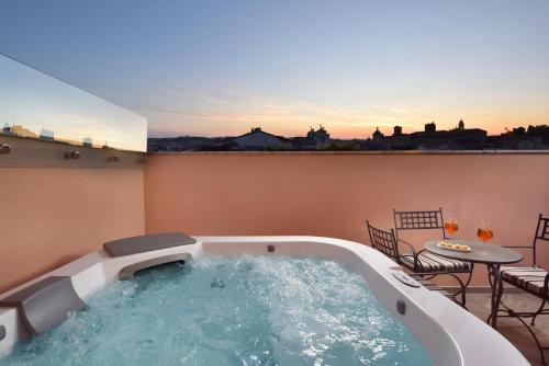 Suite con bañera de hidromasaje, balcón, terraza y vistas a la ciudad del hotel FH55 Grand Hotel Palatino. Foto 3