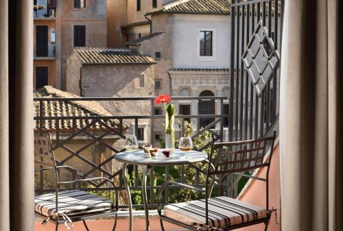 Suite con bañera de hidromasaje, balcón, terraza y vistas a la ciudad del hotel FH55 Grand Hotel Palatino. Foto 4