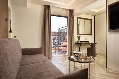 Suite con bañera de hidromasaje, balcón, terraza y vistas a la ciudad del hotel FH55 Grand Hotel Palatino. Foto 5