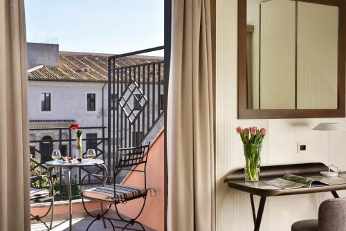 Suite con bañera de hidromasaje, balcón, terraza y vistas a la ciudad del hotel FH55 Grand Hotel Palatino. Foto 6