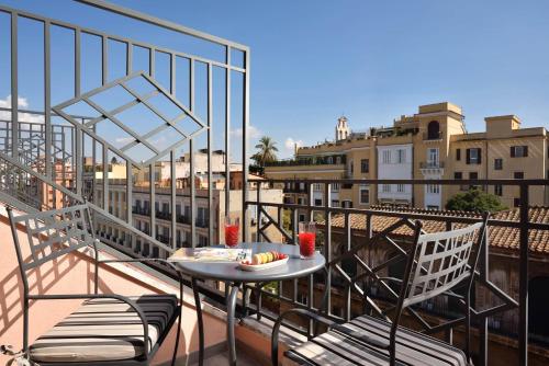 Suite con bañera de hidromasaje, balcón, terraza y vistas a la ciudad del hotel FH55 Grand Hotel Palatino. Foto 7