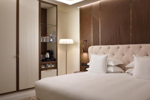 Suite con bañera de hidromasaje, balcón, terraza y vistas a la ciudad del hotel FH55 Grand Hotel Palatino. Foto 8