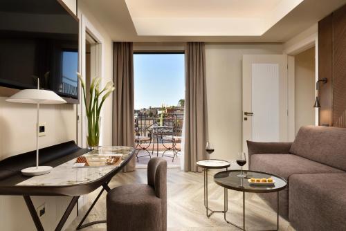 Suite de 1 dormitorio con jacuzzi, balcón y vista panorámica icónica del hotel FH55 Grand Hotel Palatino. Foto 1