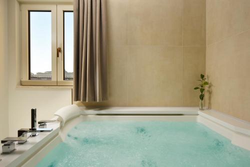 Suite de 1 dormitorio con jacuzzi, balcón y vista panorámica icónica del hotel FH55 Grand Hotel Palatino. Foto 2