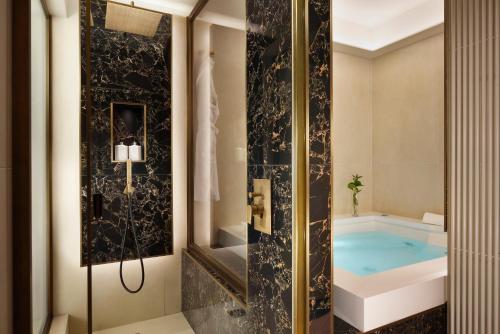Suite de 1 dormitorio con jacuzzi, balcón y vistas panorámicas del hotel FH55 Grand Hotel Palatino