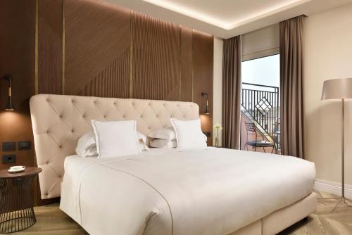 Suite de 1 dormitorio con jacuzzi, balcón y vistas panorámicas del hotel FH55 Grand Hotel Palatino. Foto 2