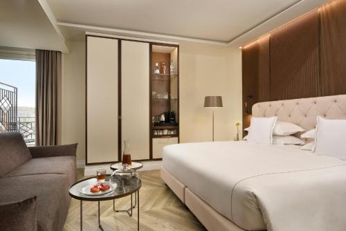 Suite de 1 dormitorio con jacuzzi, balcón y vistas panorámicas del hotel FH55 Grand Hotel Palatino. Foto 3