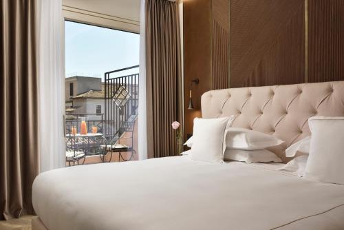 Suite con 1 dormitorio, bañera de hidromasaje y vistas a la ciudad del hotel FH55 Grand Hotel Palatino