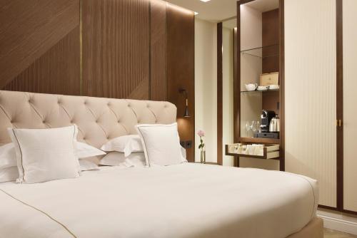 Suite con 1 dormitorio, bañera de hidromasaje y vistas a la ciudad del hotel FH55 Grand Hotel Palatino. Foto 2