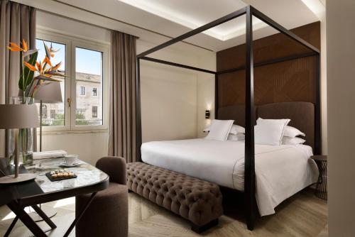 Alojamiento Executive Superior con cama con dosel del hotel FH55 Grand Hotel Palatino. Foto 1