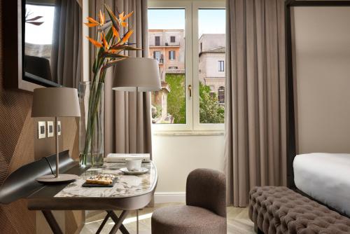 Alojamiento Executive Superior con cama con dosel del hotel FH55 Grand Hotel Palatino. Foto 2