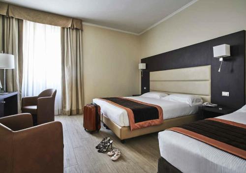 Habitación Triple Clásica del hotel FH55 Grand Hotel Palatino. Foto 2