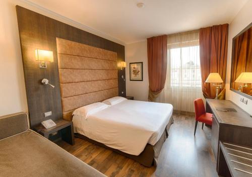 Habitación Triple Clásica del hotel FH55 Grand Hotel Palatino. Foto 3