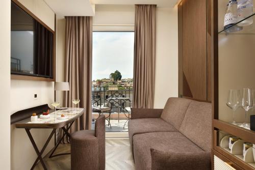 Suite de 1 dormitorio con jacuzzi, balcón y vistas panorámicas del hotel FH55 Grand Hotel Palatino. Foto 5