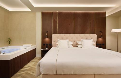 Suite de 1 dormitorio con jacuzzi, balcón y vista panorámica icónica del hotel FH55 Grand Hotel Palatino. Foto 4