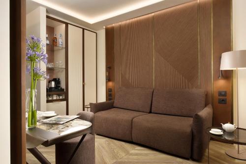 Suite con 1 dormitorio, bañera de hidromasaje y vistas a la ciudad del hotel FH55 Grand Hotel Palatino. Foto 1