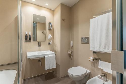 Habitación Doble Confort con cama grande del hotel Best Western Premier Royal Santina. Foto 3