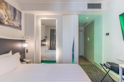 Habitación Doble pequeña con cama doble del hotel Best Western Premier Royal Santina. Foto 1