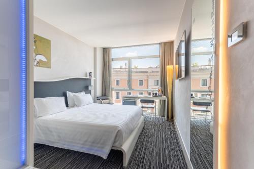 Habitación Doble Confort con cama grande del hotel Best Western Premier Royal Santina. Foto 4