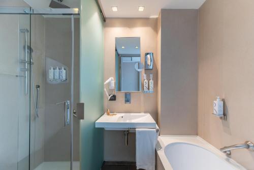 Habitación Doble Confort con cama grande del hotel Best Western Premier Royal Santina. Foto 6