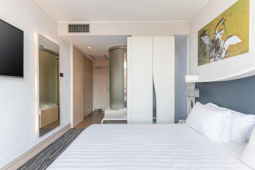 Habitación Doble Confort con cama grande del hotel Best Western Premier Royal Santina. Foto 10