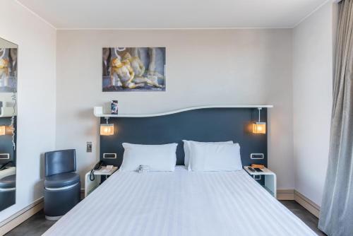 Suite Junior con cama extragrande, terraza y vistas a la ciudad del hotel Best Western Premier Royal Santina