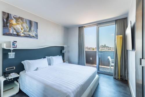 Suite Junior con cama extragrande, terraza y vistas a la ciudad del hotel Best Western Premier Royal Santina. Foto 1